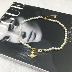 🏵️Vivienne Westwood Gold Safety Pin Pearl Necklace